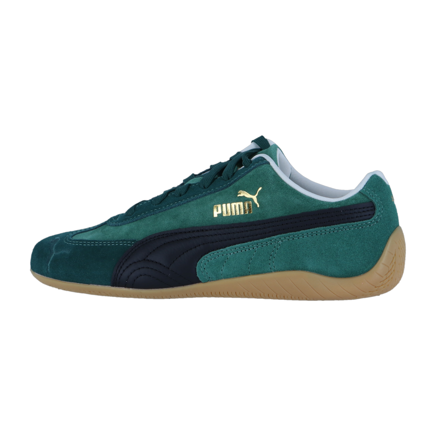 Seitenansicht eines Puma Speedcat Sneakers aus grünem Wildleder mit schwarzem Streifen, goldenem Logo und Gummisohle, mit einem vom Motorsport inspirierten Design auf weißem Hintergrund.