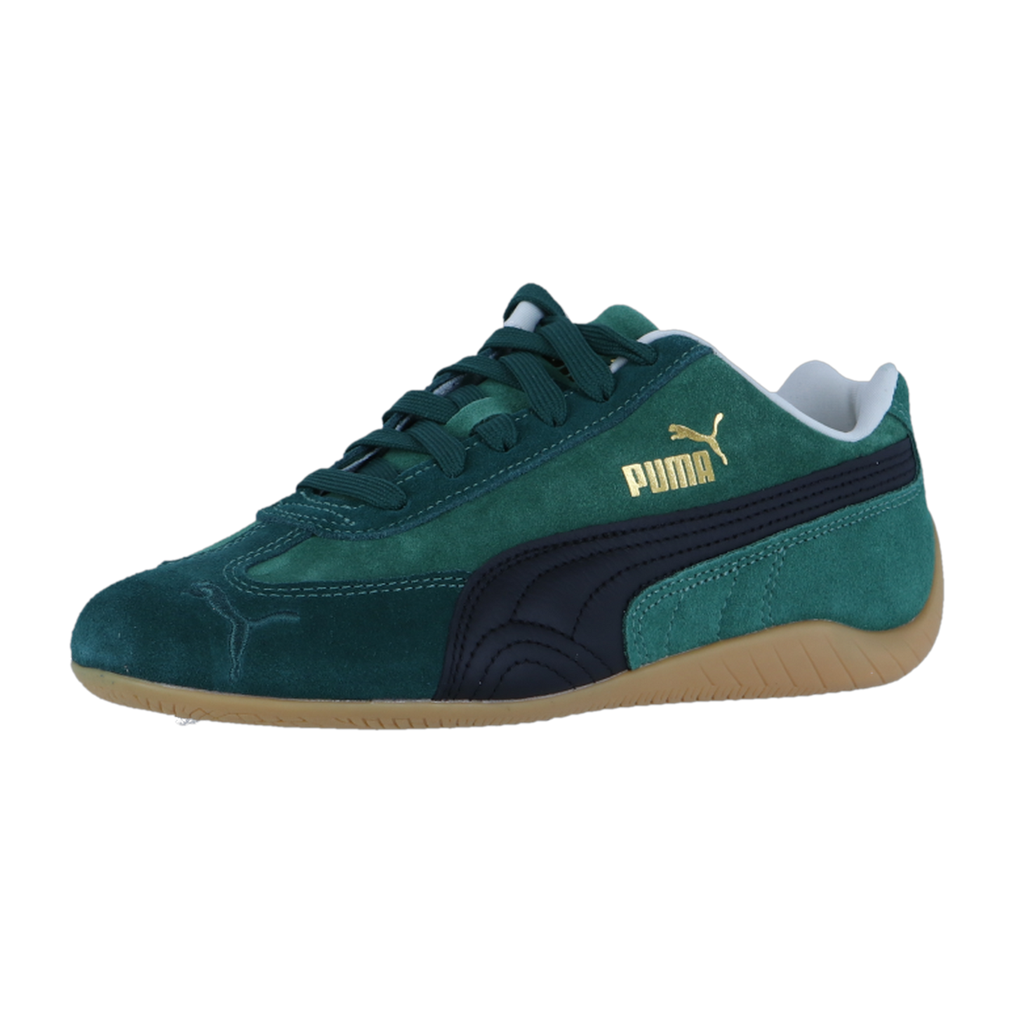 Der Puma Speedcat Sneaker aus grünem Wildleder hat dunkelgrüne Schnürsenkel, einen schwarzen Seitenstreifen, ein goldenes Puma-Logo, weißes Innenfutter und eine hellbraune Gummisohle - alles auf einem schlichten weißen Hintergrund für einen authentischen Racing-Look.