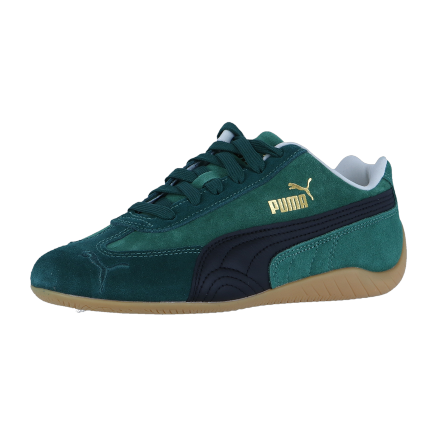 Der Puma Speedcat Sneaker aus grünem Wildleder hat dunkelgrüne Schnürsenkel, einen schwarzen Seitenstreifen, ein goldenes Puma-Logo, weißes Innenfutter und eine hellbraune Gummisohle - alles auf einem schlichten weißen Hintergrund für einen authentischen Racing-Look.