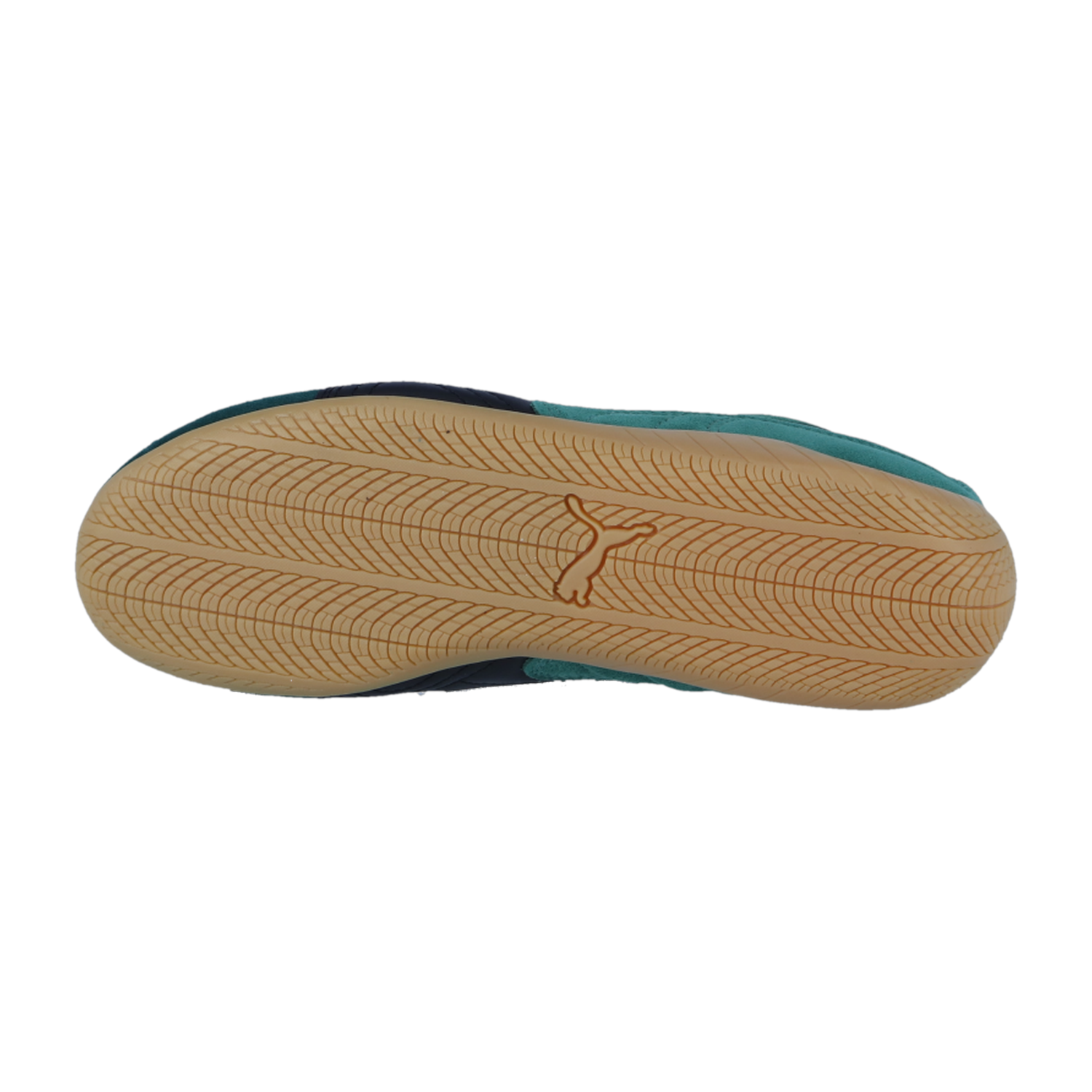 Das Bild zeigt die Sohle des Puma Speedcat Sneakers mit einem hellbraunen, strukturierten Profil und dem kleinen springenden Tierlogo in der Mitte, das seinen Racing-Look vor einem schlichten weißen Hintergrund präsentiert.