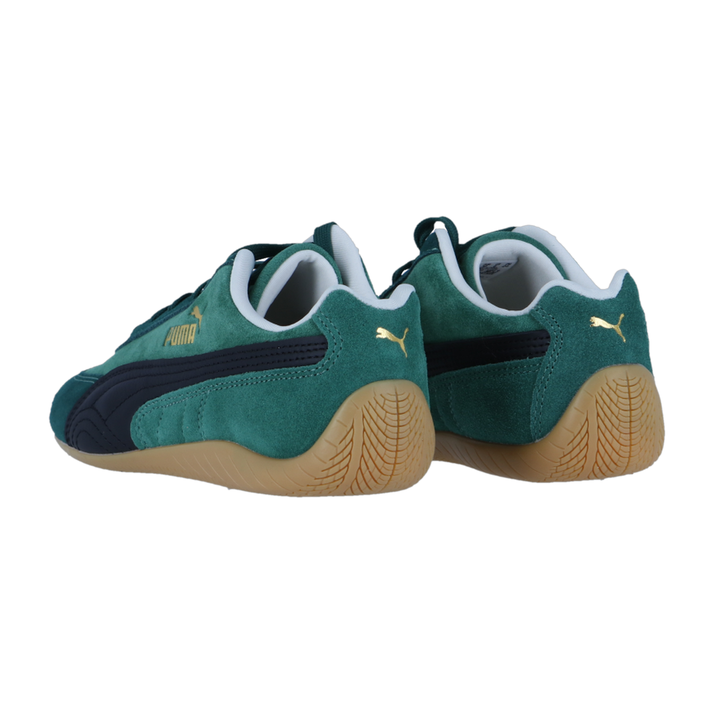 Ein Paar grüne Puma Speedcat Sneakers mit schwarzen Seitenstreifen, Gummisohlen und goldenen Puma Logos an der Ferse und an der Seite, die auf einem weißen Hintergrund für einen vom Rennsport inspirierten Look sorgen.