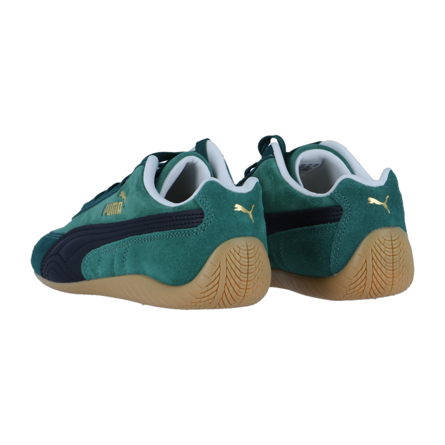 Ein Paar grüne Puma Speedcat Sneakers mit schwarzen Seitenstreifen, Gummisohlen und goldenen Puma Logos an der Ferse und an der Seite, die auf einem weißen Hintergrund für einen vom Rennsport inspirierten Look sorgen.