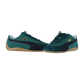 Die Puma Speedcat Sneakers haben ein grünes Obermaterial, schwarze Seitenstreifen, goldene Puma-Logos, weißes Innenfutter und Gummisohlen, die vor einem schlichten weißen Hintergrund gezeigt werden, um ihren vom Motorsport inspirierten Stil zu unterstreichen.