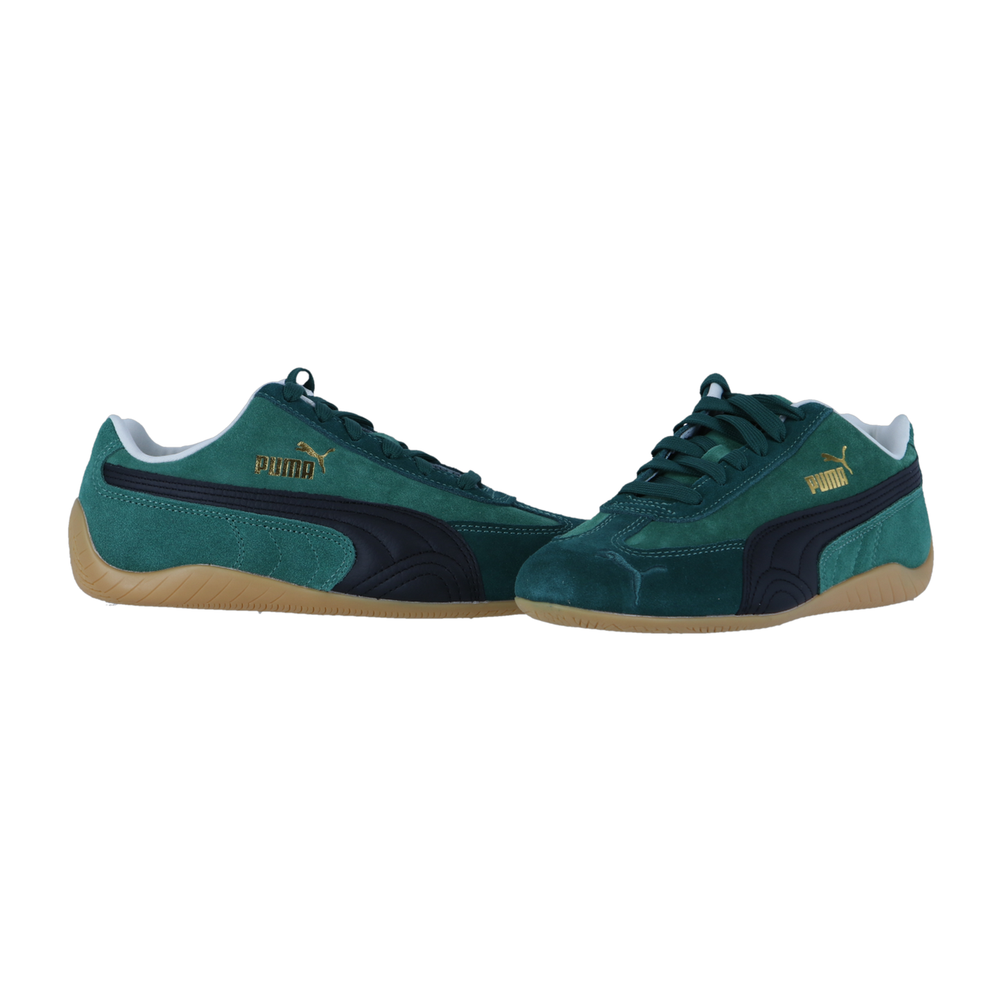 Die Puma Speedcat Sneakers haben ein grünes Obermaterial, schwarze Seitenstreifen, goldene Puma-Logos, weißes Innenfutter und Gummisohlen, die vor einem schlichten weißen Hintergrund gezeigt werden, um ihren vom Motorsport inspirierten Stil zu unterstreichen.