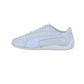Der Puma Speedcat Plus ist ein weißer, athletischer Motorsport-Sneaker mit Mesh- und Lederdetails, der das Puma-Logo im Rennsport-Stil an der Seite trägt, das in einer Seitenansicht vor einem schlichten weißen Hintergrund zu sehen ist.