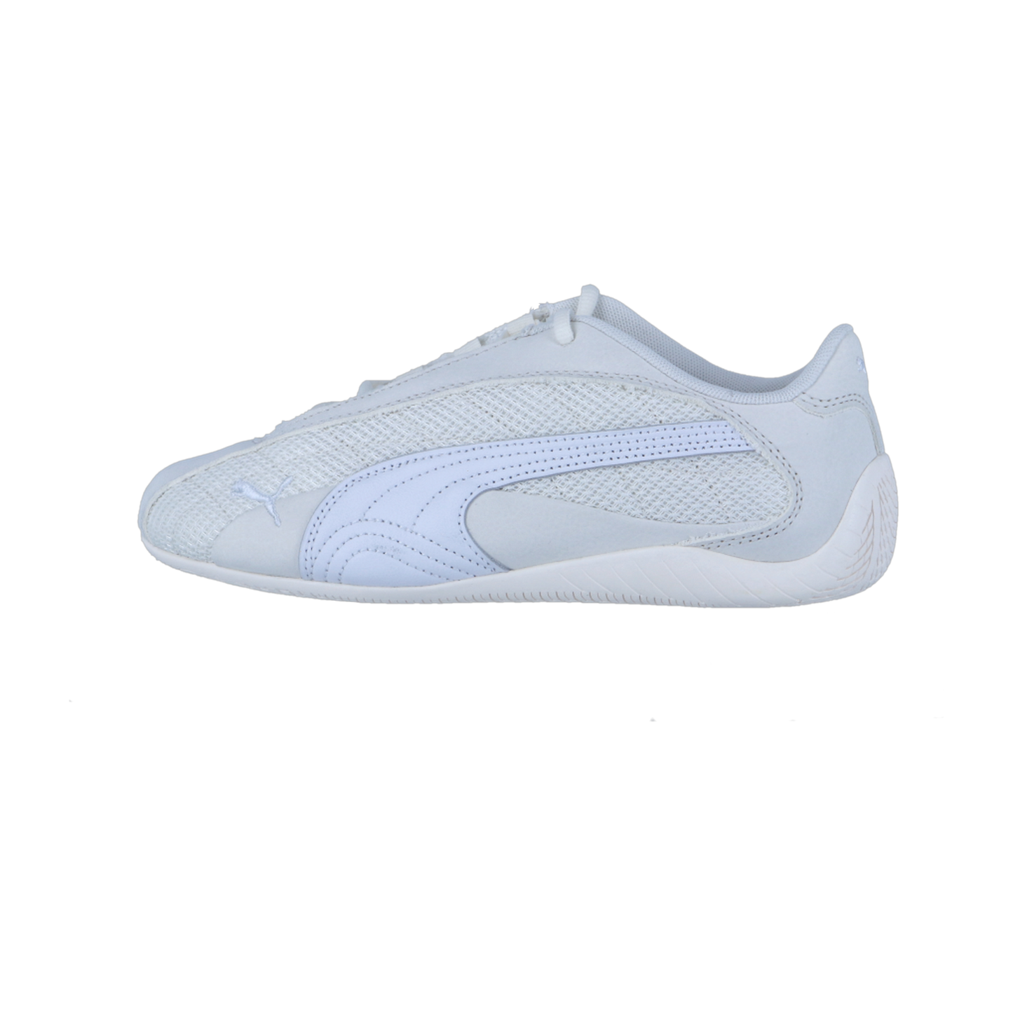 Der Puma Speedcat Plus ist ein weißer, athletischer Motorsport-Sneaker mit Mesh- und Lederdetails, der das Puma-Logo im Rennsport-Stil an der Seite trägt, das in einer Seitenansicht vor einem schlichten weißen Hintergrund zu sehen ist.