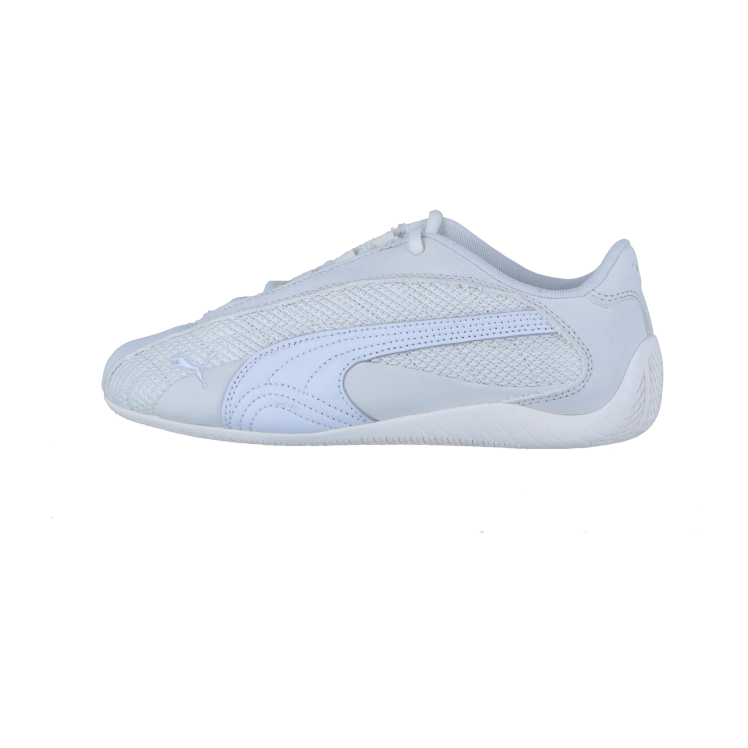 Der Puma Speedcat Plus ist ein weißer, athletischer Motorsport-Sneaker mit Mesh- und Lederdetails, der das Puma-Logo im Rennsport-Stil an der Seite trägt, das in einer Seitenansicht vor einem schlichten weißen Hintergrund zu sehen ist.