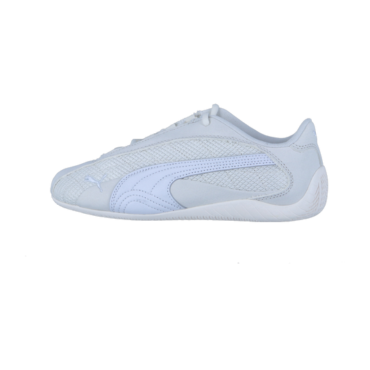 Der Puma Speedcat Plus ist ein weißer, athletischer Motorsport-Sneaker mit Mesh- und Lederdetails, der das Puma-Logo im Rennsport-Stil an der Seite trägt, das in einer Seitenansicht vor einem schlichten weißen Hintergrund zu sehen ist.