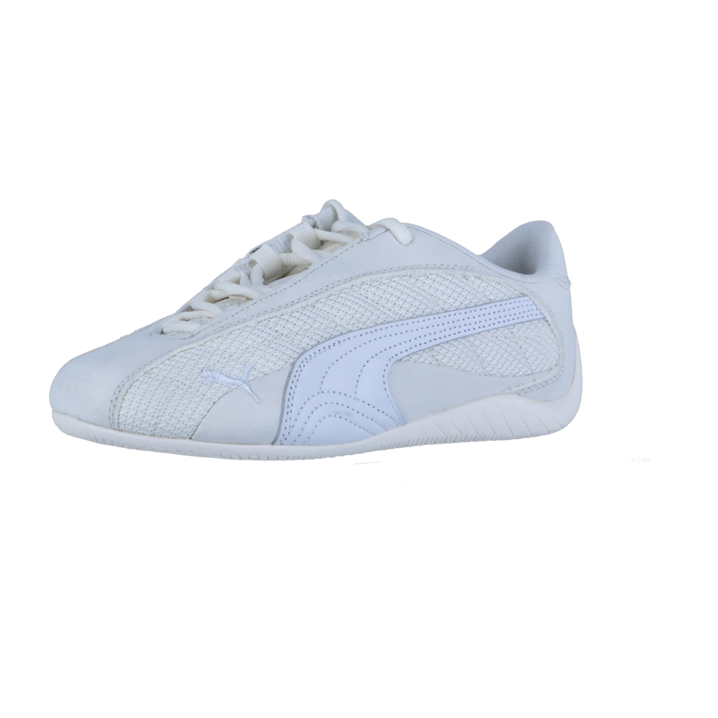 Der Puma Speedcat Plus ist ein weißer Motorsport-Sneaker mit Mesh- und Ledereinsätzen, einem charakteristischen Streifen an der Seite und einer strukturierten Sohle, die vor einem schlichten weißen Hintergrund steht.
