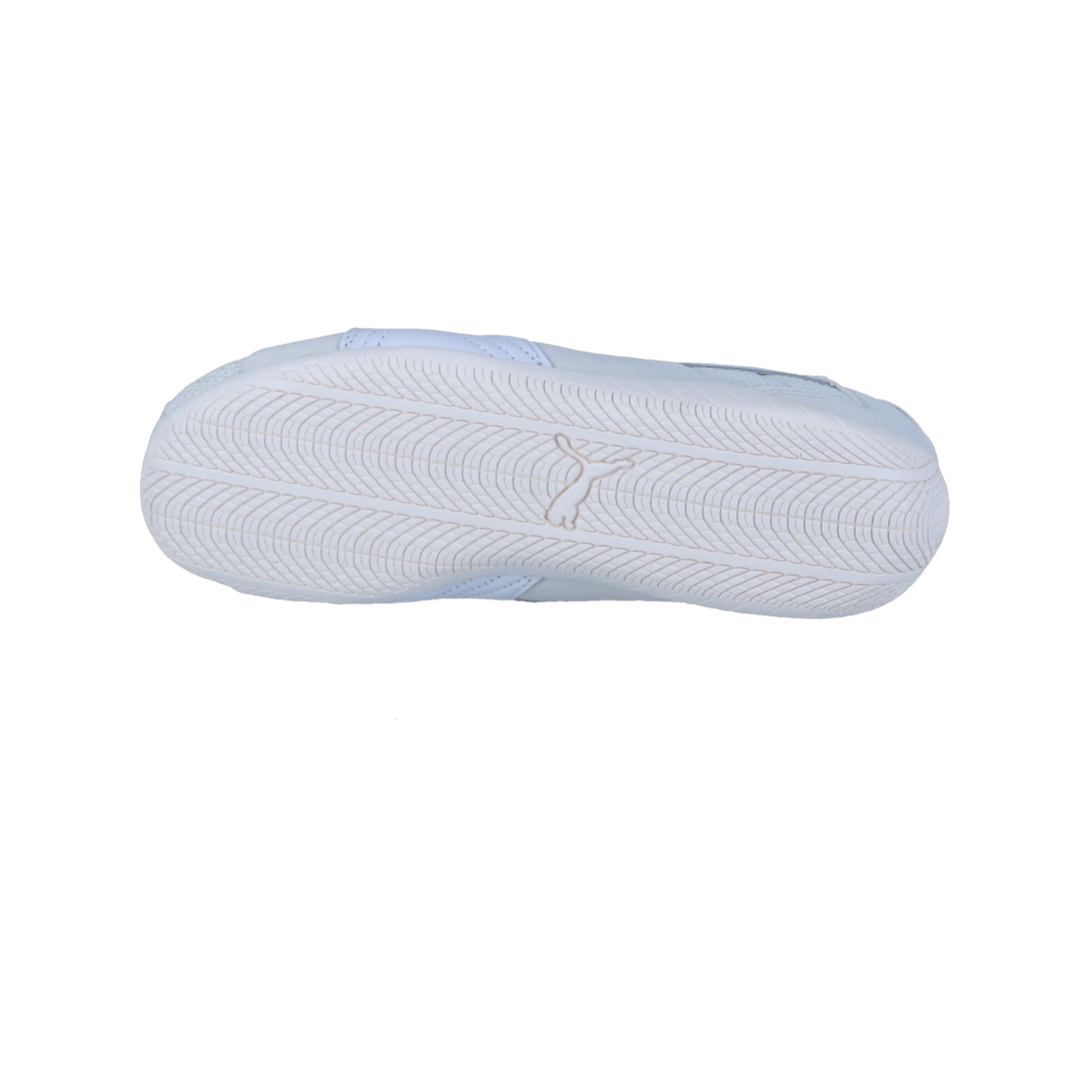Das Bild zeigt die Sohle eines weißen Puma Speedcat Plus Motorsport-Sneakers, mit einem Fischgrätenprofil und einem kleinen springenden PUMA-Logo in der Mitte.