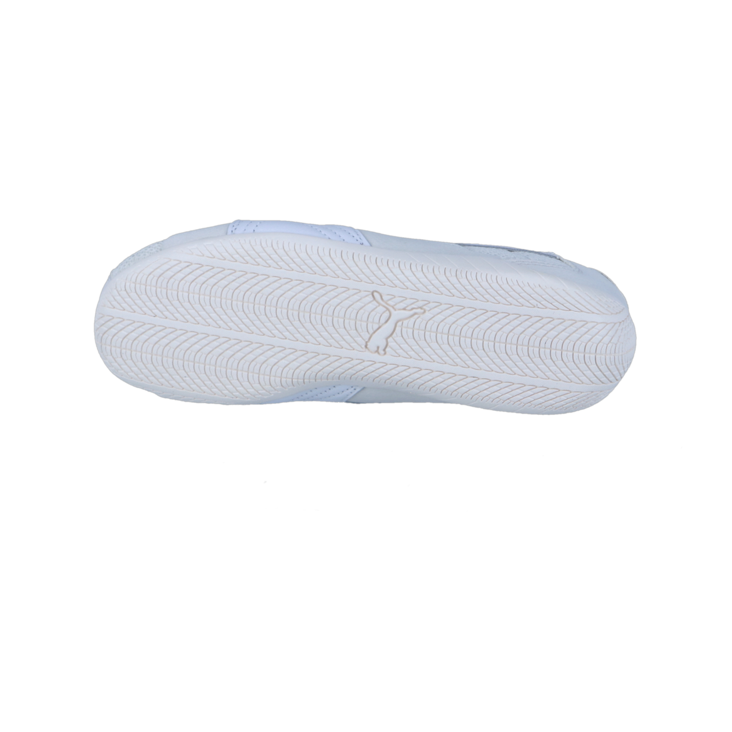 Das Bild zeigt die Sohle eines weißen Puma Speedcat Plus Motorsport-Sneakers, mit einem Fischgrätenprofil und einem kleinen springenden PUMA-Logo in der Mitte.