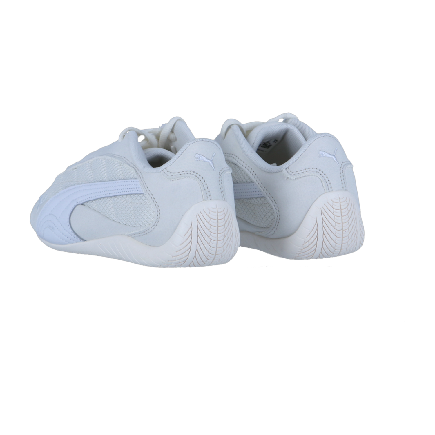 Ein Paar Puma Speedcat Plus Sneakers in Hellgrau wird von hinten und von der Seite gezeigt, wobei das Puma-Logo und die strukturierten weißen Sohlen vor einem schlichten weißen Hintergrund hervorgehoben werden.