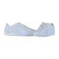 Der Puma Speedcat Plus hat ein schlichtes weißes Design mit Schnürverschluss und auffälligen Seitenstreifen, inspiriert von Rennsport-Turnschuhen, auf einem einfarbig weißen Hintergrund.