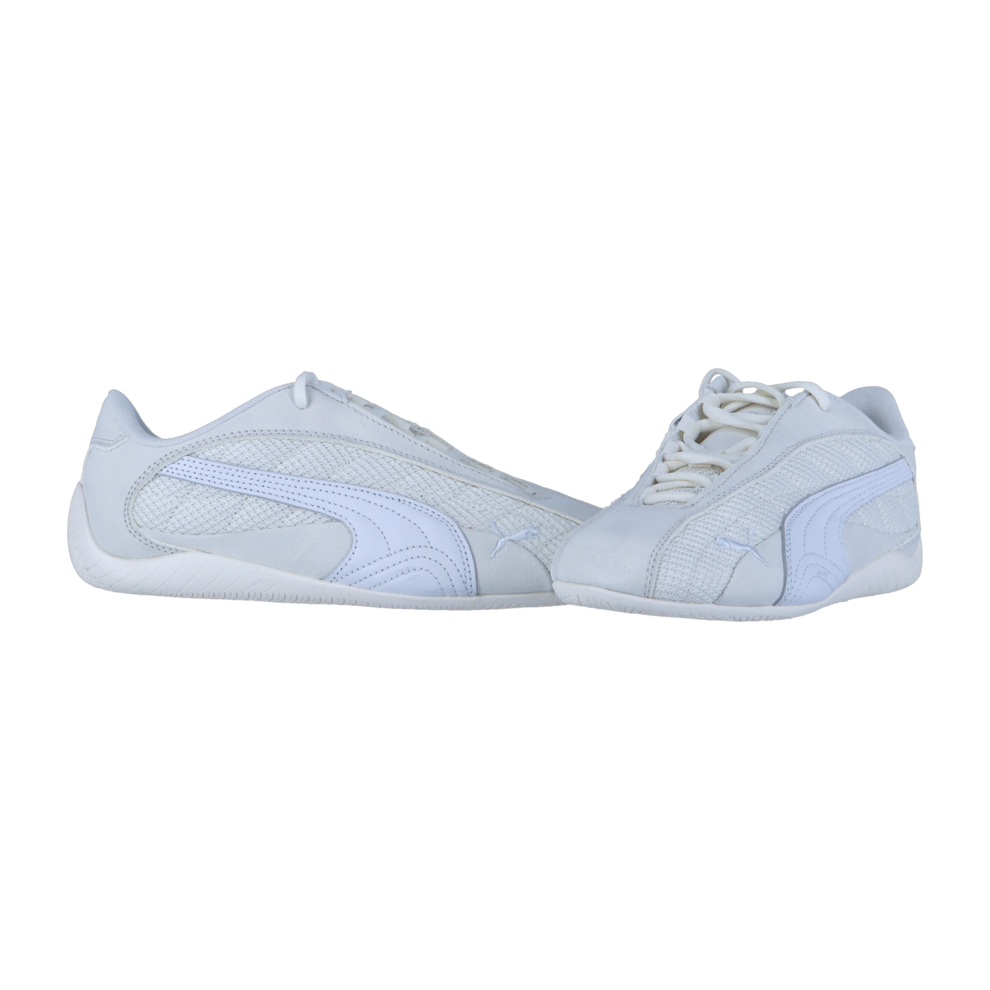 Der Puma Speedcat Plus hat ein schlichtes weißes Design mit Schnürverschluss und auffälligen Seitenstreifen, inspiriert von Rennsport-Turnschuhen, auf einem einfarbig weißen Hintergrund.