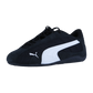 Der Puma Speedcat Plus ist ein schwarz-weißer Motorsport-Sneaker mit einem Mesh-Obermaterial, Wildleder-Details und einem auffälligen weißen Puma-Logo an der Seite, das auf einem schlichten weißen Hintergrund präsentiert wird.