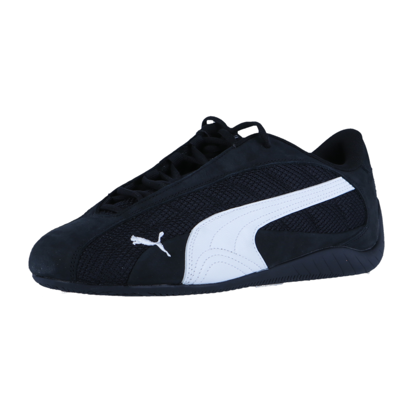 Der Puma Speedcat Plus ist ein schwarz-weißer Motorsport-Sneaker mit einem Mesh-Obermaterial, Wildleder-Details und einem auffälligen weißen Puma-Logo an der Seite, das auf einem schlichten weißen Hintergrund präsentiert wird.