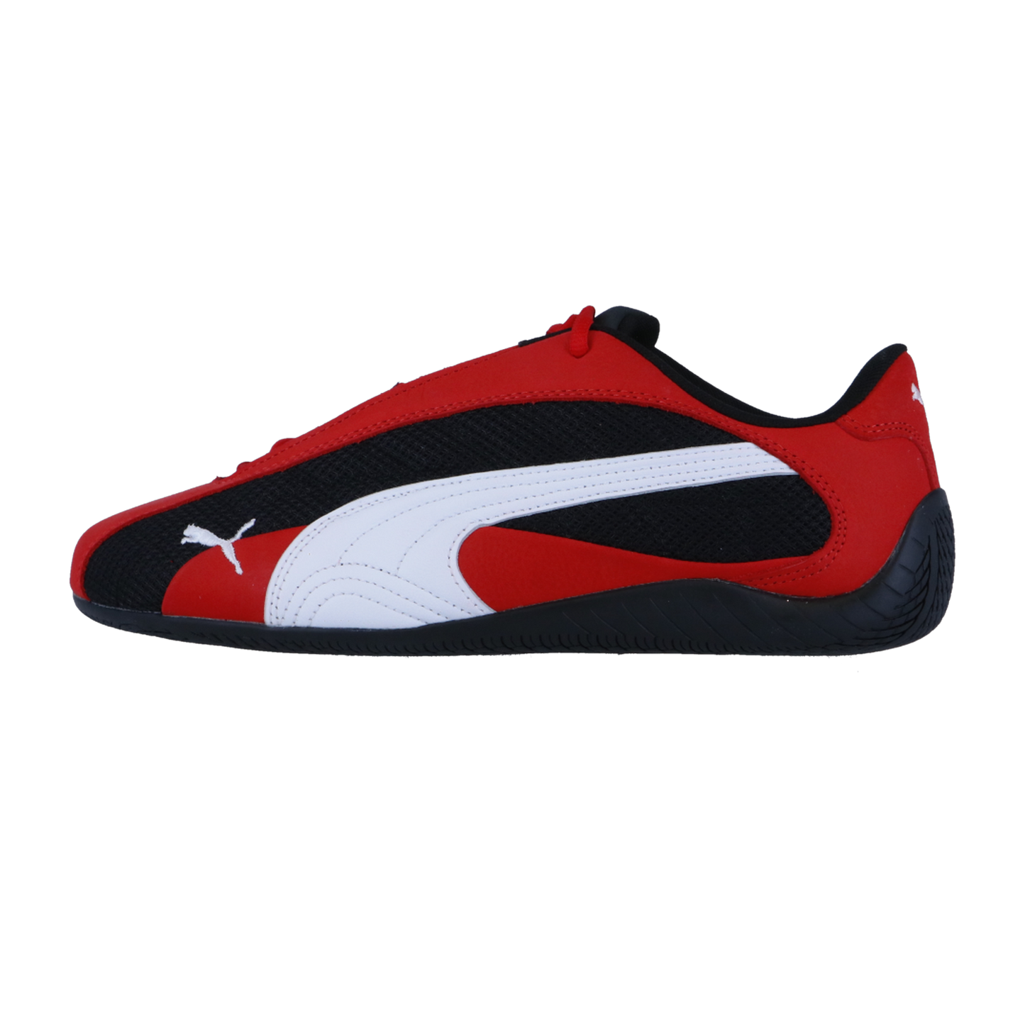 Der Puma Speedcat Plus Motorsport-Sneaker zeigt sich in den Farben Rot, Schwarz und Weiß mit einem weißen Puma-Logo und Streifen an der Seite, Mesh-Details und einer schwarzen Sohle. Angezeigt auf einem schlichten weißen Hintergrund.