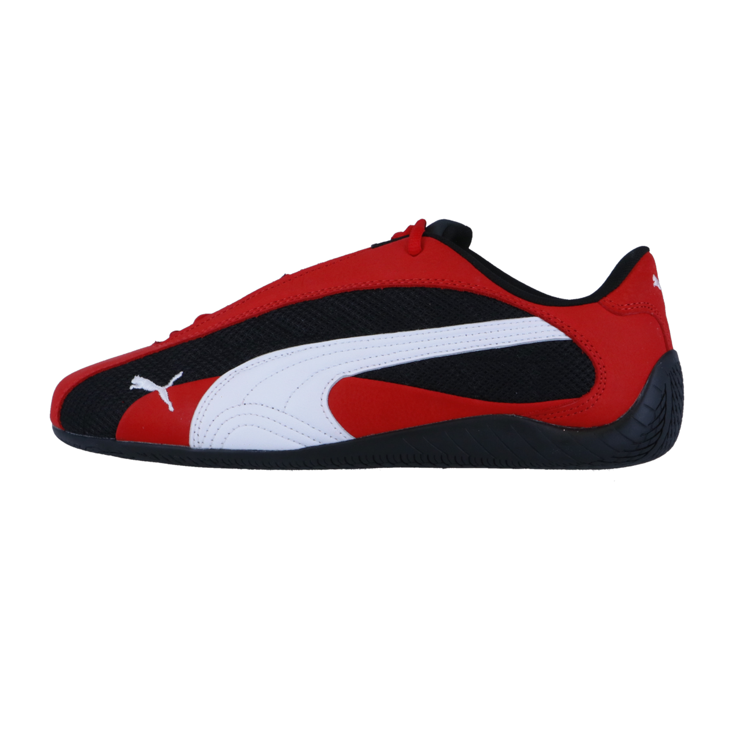 Der Puma Speedcat Plus Motorsport-Sneaker zeigt sich in den Farben Rot, Schwarz und Weiß mit einem weißen Puma-Logo und Streifen an der Seite, Mesh-Details und einer schwarzen Sohle. Angezeigt auf einem schlichten weißen Hintergrund.