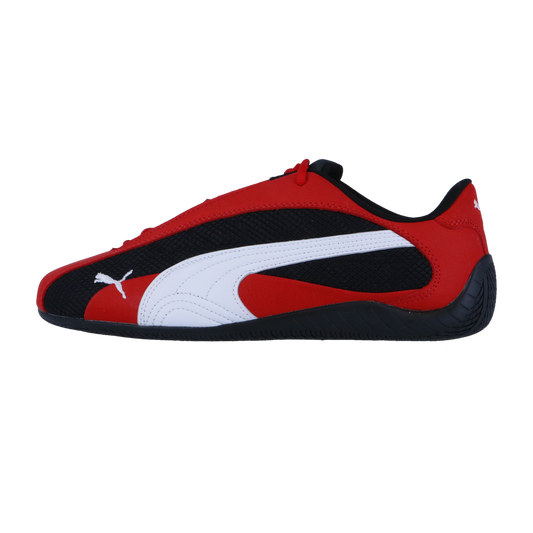 Der Puma Speedcat Plus Motorsport-Sneaker zeigt sich in den Farben Rot, Schwarz und Weiß mit einem weißen Puma-Logo und Streifen an der Seite, Mesh-Details und einer schwarzen Sohle. Angezeigt auf einem schlichten weißen Hintergrund.