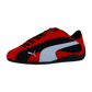 Der Puma Speedcat Plus ist ein rot-schwarzer Motorsport-Sneaker mit weißem Logo und Streifen, mit Racing-Style-Details, auf einem schlichten weißen Hintergrund.