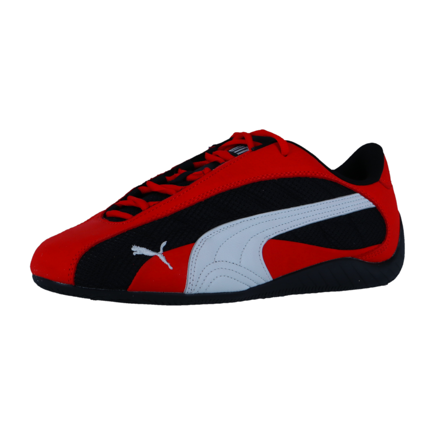 Der Puma Speedcat Plus ist ein rot-schwarzer Motorsport-Sneaker mit weißem Logo und Streifen, mit Racing-Style-Details, auf einem schlichten weißen Hintergrund.