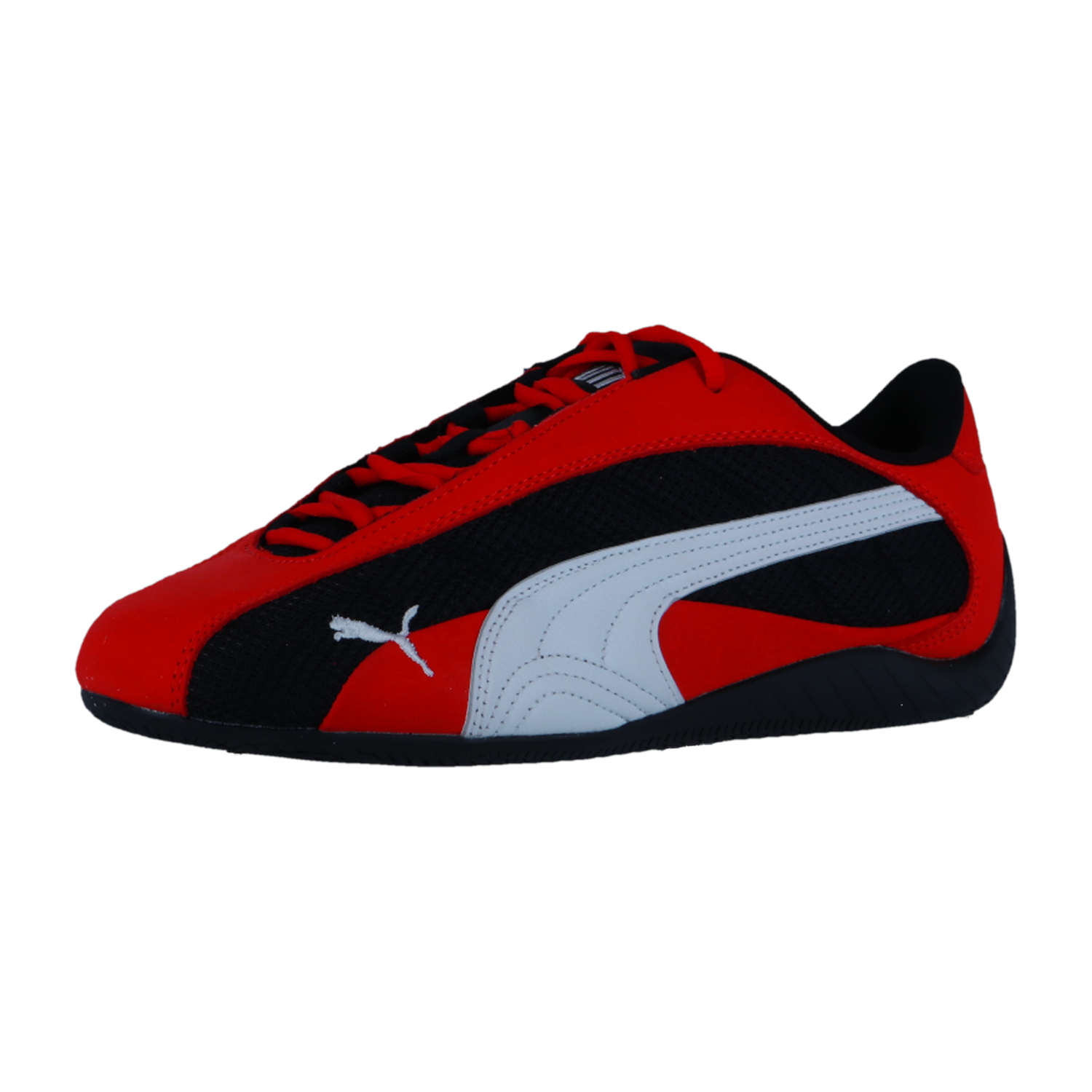 Der Puma Speedcat Plus ist ein rot-schwarzer Motorsport-Sneaker mit weißem Logo und Streifen, mit Racing-Style-Details, auf einem schlichten weißen Hintergrund.