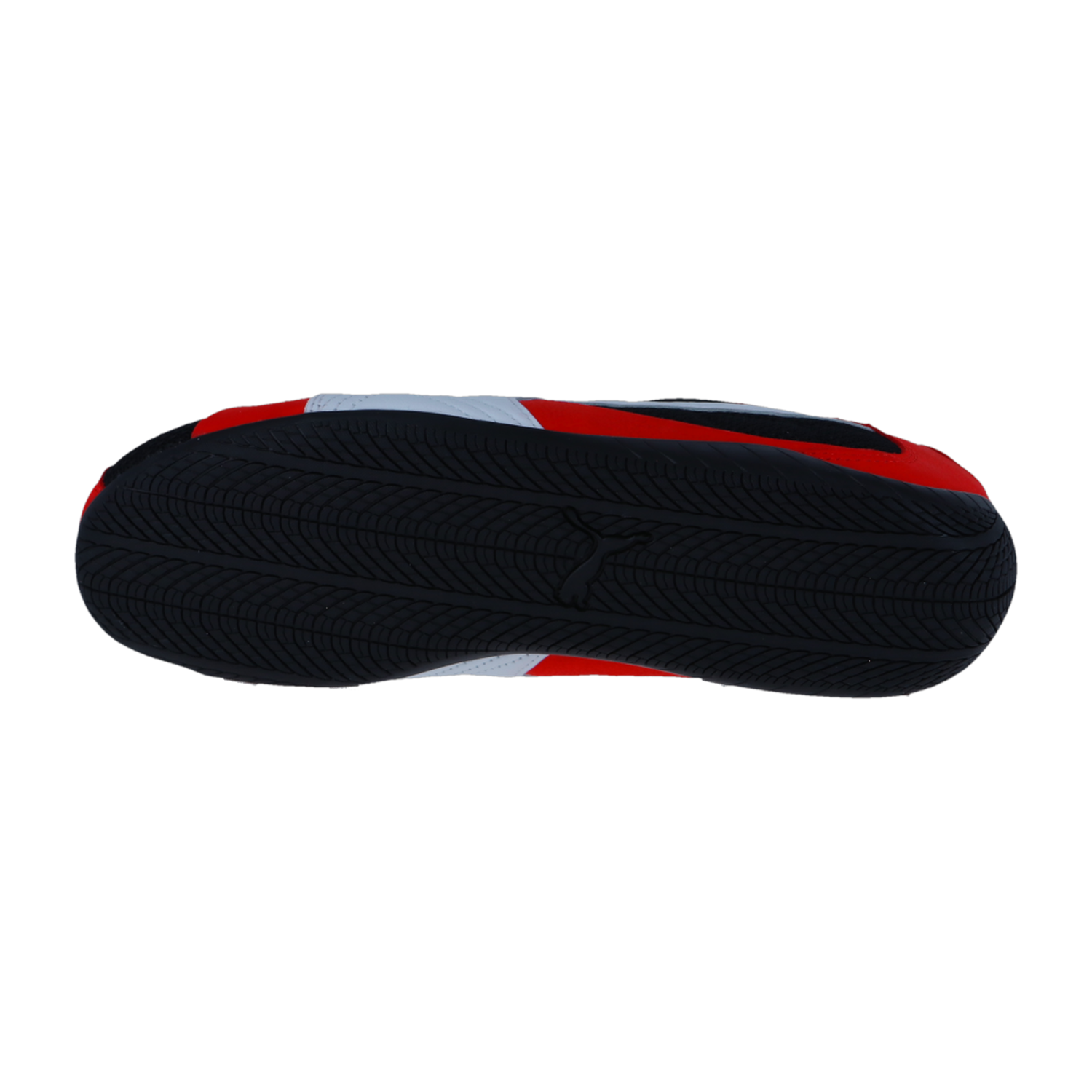Das Bild zeigt die schwarze Gummi-Außensohle des Puma Speedcat Plus Motorsport-Sneakers mit Fischgrätenprofil und rot-weißen Highlights an den Rändern, die das vom Rennsport inspirierte Design widerspiegeln.