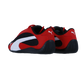 Ein Paar Puma Speedcat Plus-Sneakers in Rot, Schwarz und Weiß mit schwarzer, strukturierter Sohle wird vor einem weißen Hintergrund gezeigt, wobei die Rückseite und die Seiten hervorgehoben werden.