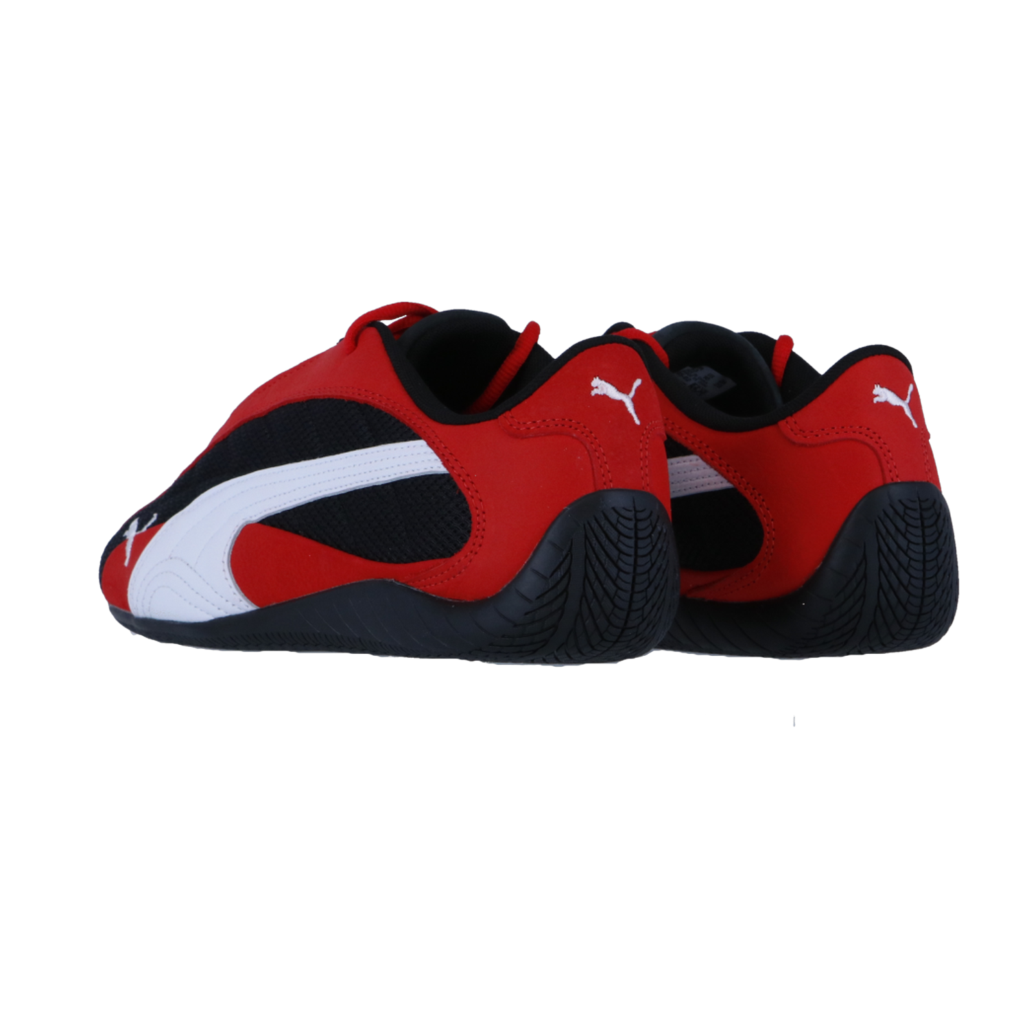 Ein Paar Puma Speedcat Plus-Sneakers in Rot, Schwarz und Weiß mit schwarzer, strukturierter Sohle wird vor einem weißen Hintergrund gezeigt, wobei die Rückseite und die Seiten hervorgehoben werden.