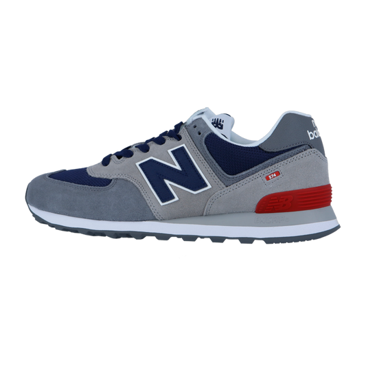 Der New Balance 574 V2 präsentiert sich mit einem Obermaterial aus grauem Wildleder und marineblauem Mesh, ENCAP-Dämpfung in der weißen Zwischensohle, einem roten Fersenakzent und dem charakteristischen N-Logo auf weißem Hintergrund.