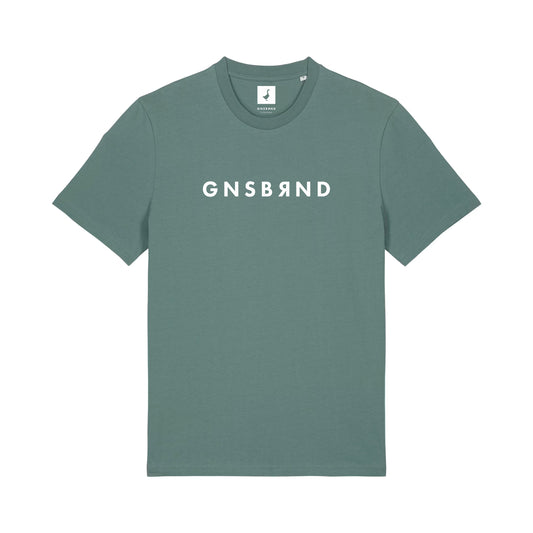 Das Seibotenberg Shirt von GNSBRND ist ein grünes Unisex-T-Shirt aus Bio-Baumwolle mit einem auffälligen weißen GNSBRND Schriftzug auf der Brust.