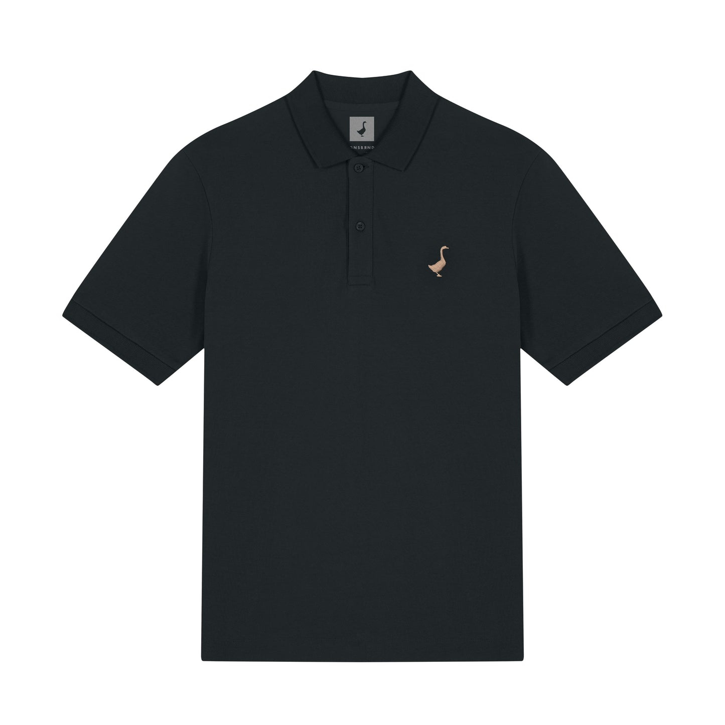 Das GNSBRND Leofels Polo Shirt ist ein schwarzes Kurzarm-Piqué-Polo aus Bio-Baumwolle mit Kragen, drei Knöpfen und einem kleinen gestickten Flamingo-Logo auf der linken Brust. Fair produziert.