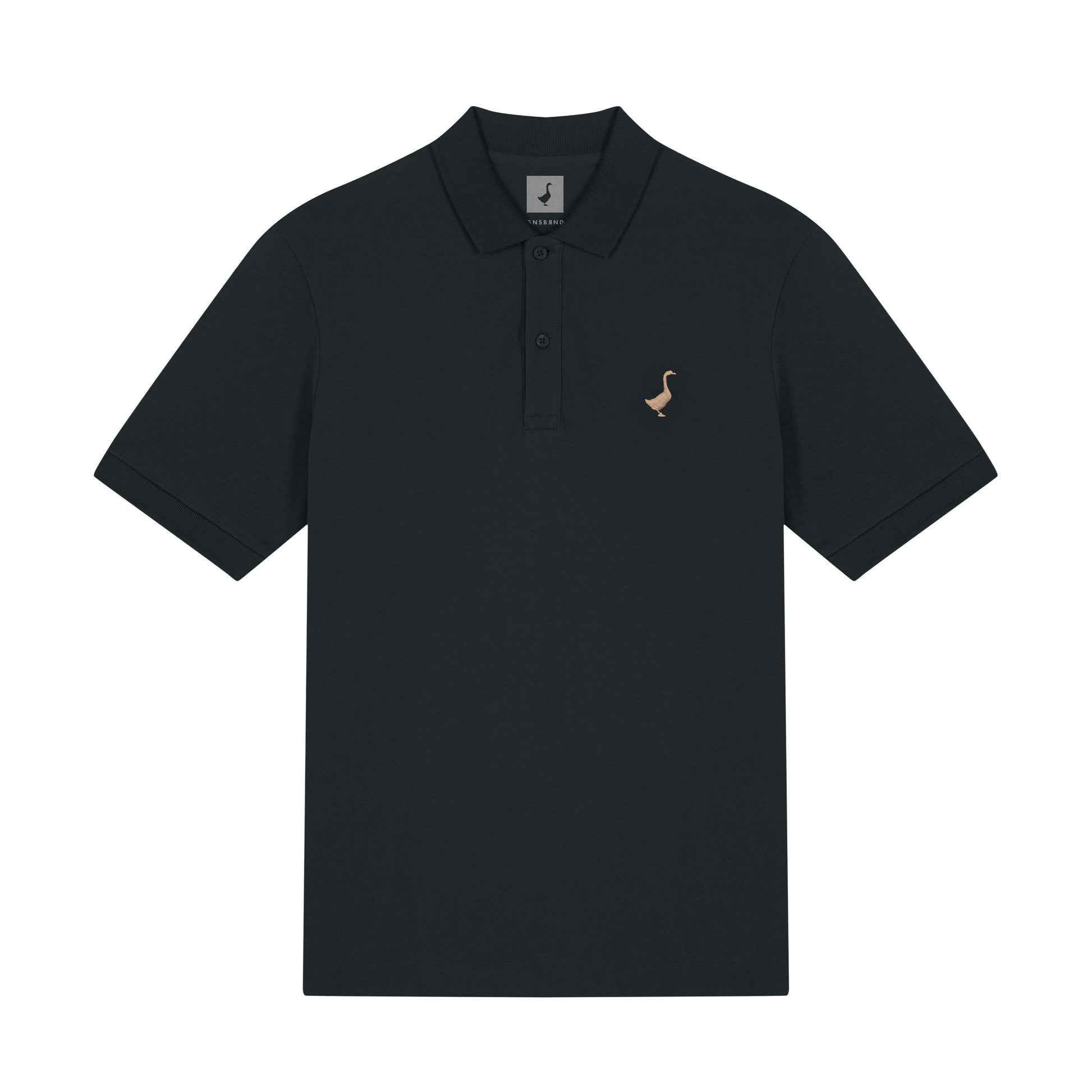 Das GNSBRND Leofels Polo Shirt ist ein schwarzes Kurzarm-Piqué-Polo aus Bio-Baumwolle mit Kragen, drei Knöpfen und einem kleinen gestickten Flamingo-Logo auf der linken Brust. Fair produziert.