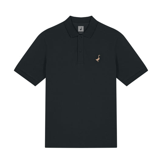 Das GNSBRND Leofels Polo Shirt ist ein schwarzes Kurzarm-Piqué-Polo aus Bio-Baumwolle mit Kragen, drei Knöpfen und einem kleinen gestickten Flamingo-Logo auf der linken Brust. Fair produziert.