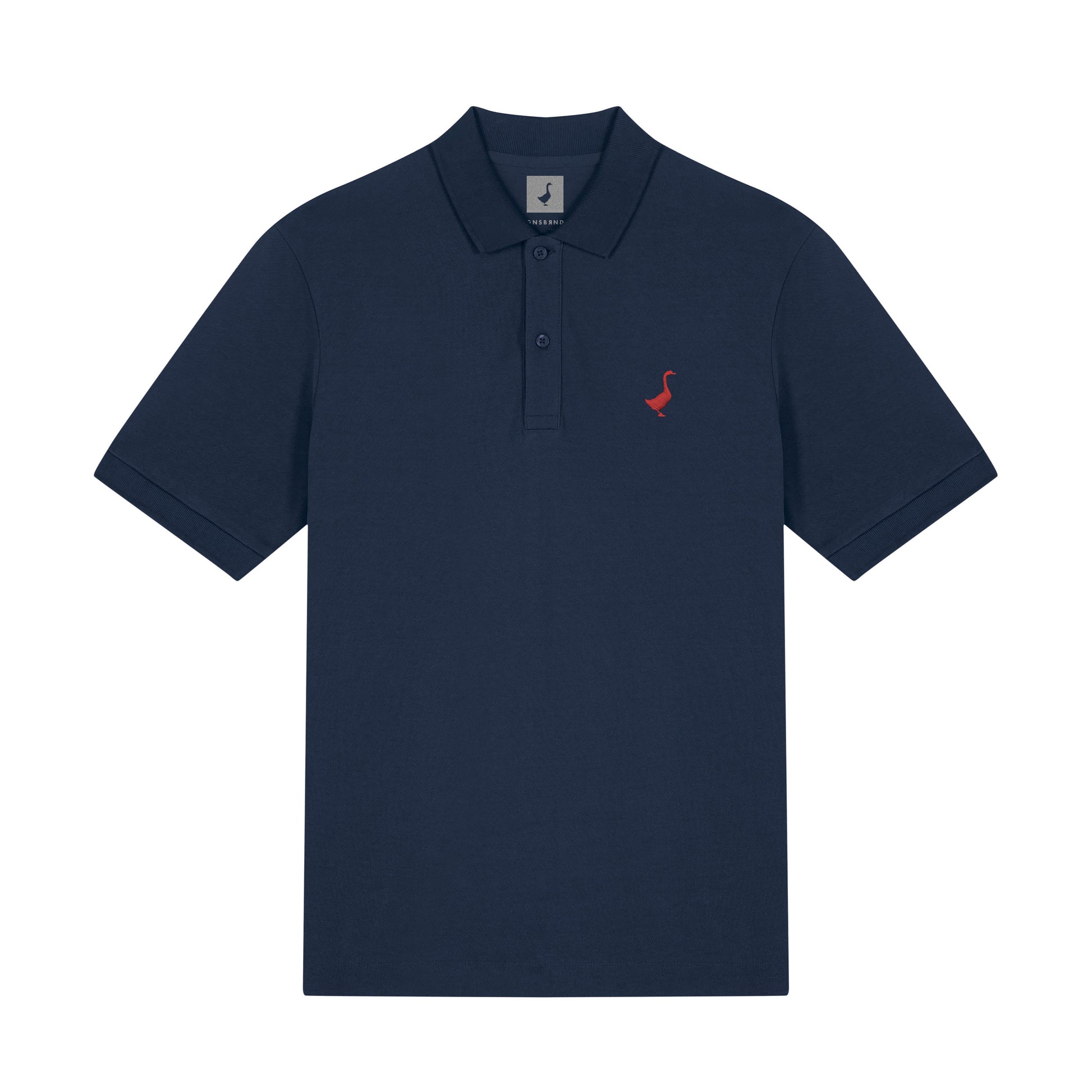Das Leofels Polo Shirt von GNSBRND ist ein marineblaues Kurzarm-Polo in hochwertiger Pique Optik mit Kragen, Dreiknopfleiste und einem kleinen roten Flamingo-Logo auf der linken Brust.