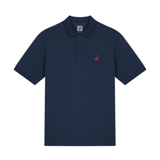 Das Leofels Polo Shirt von GNSBRND ist ein marineblaues Kurzarm-Polo in hochwertiger Pique Optik mit Kragen, Dreiknopfleiste und einem kleinen roten Flamingo-Logo auf der linken Brust.
