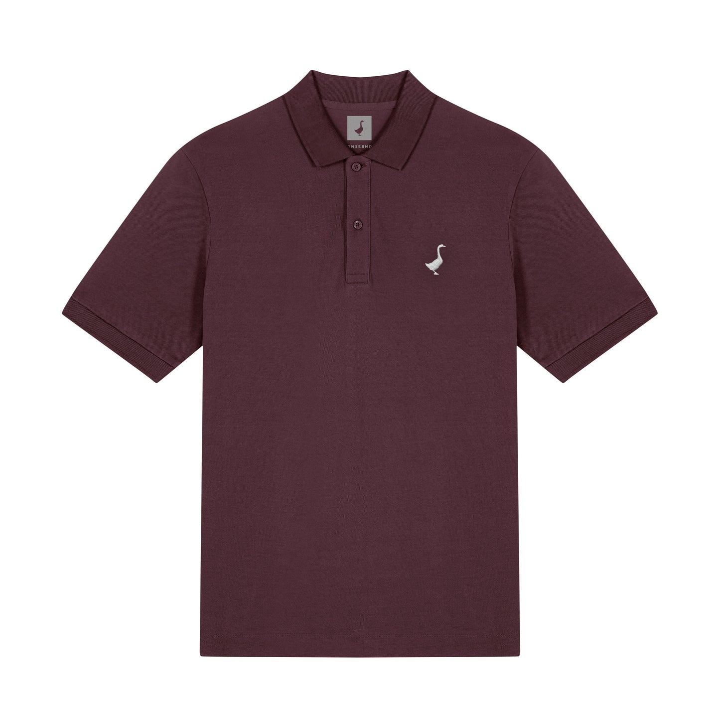 Das GNSBRND Leofels Polo Shirt ist ein kurzärmeliges Polo aus bordeauxfarbener Bio-Baumwolle mit Kragen, drei Knöpfen und einem kleinen weißen Gänse-Logo auf der linken Brust, das auf einem schlichten weißen Hintergrund abgebildet ist.