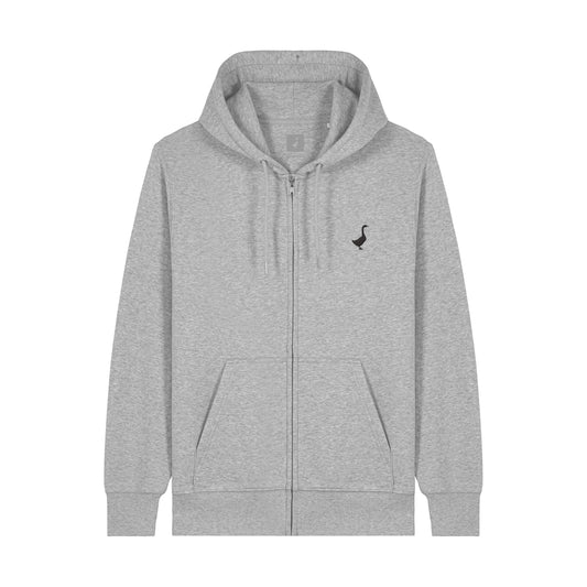 Der GNSBRND Goldbach Zip ist ein hellgrauer Unisex-Kapuzenpullover aus weicher Bio-Baumwolle mit einer Fronttasche und einem kleinen schwarzen Gänselogo auf der linken Brust.