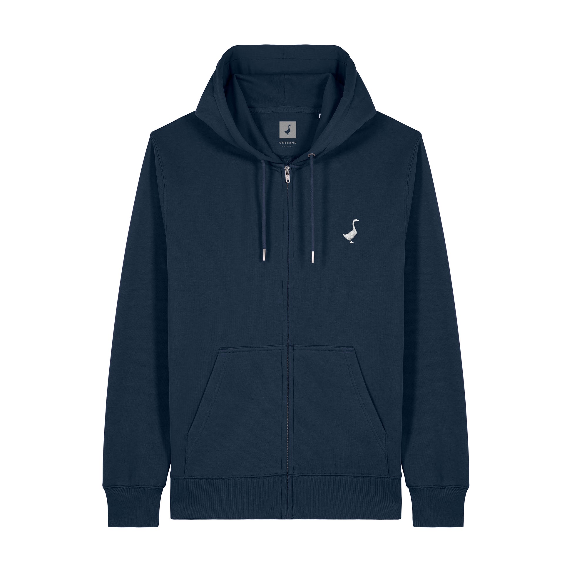 Die GNSBRND Goldbach Zip ist eine navyblaue Unisex-Jacke aus Bio-Baumwolle mit einer Kapuze mit Kordelzug, Vordertaschen und einem kleinen weißen Vogellogo auf der linken Brust. Abgebildet flach auf weißem Hintergrund.