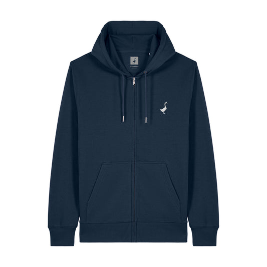 Die GNSBRND Goldbach Zip ist eine navyblaue Unisex-Jacke aus Bio-Baumwolle mit einer Kapuze mit Kordelzug, Vordertaschen und einem kleinen weißen Vogellogo auf der linken Brust. Abgebildet flach auf weißem Hintergrund.