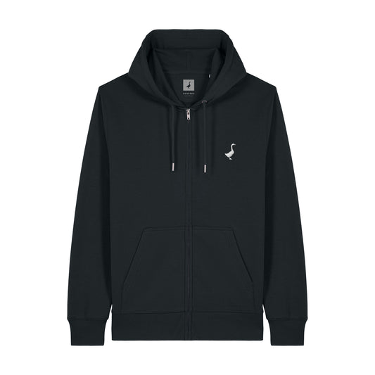 Der Goldbach Zip von GNSBRND ist ein schwarzer Unisex-Kapuzenpullover mit Reißverschluss aus Bio-Baumwolle. Er verfügt über Fronttaschen, eine Kapuze mit Kordelzug und ein kleines weißes Gänselogo auf der linken Brust.