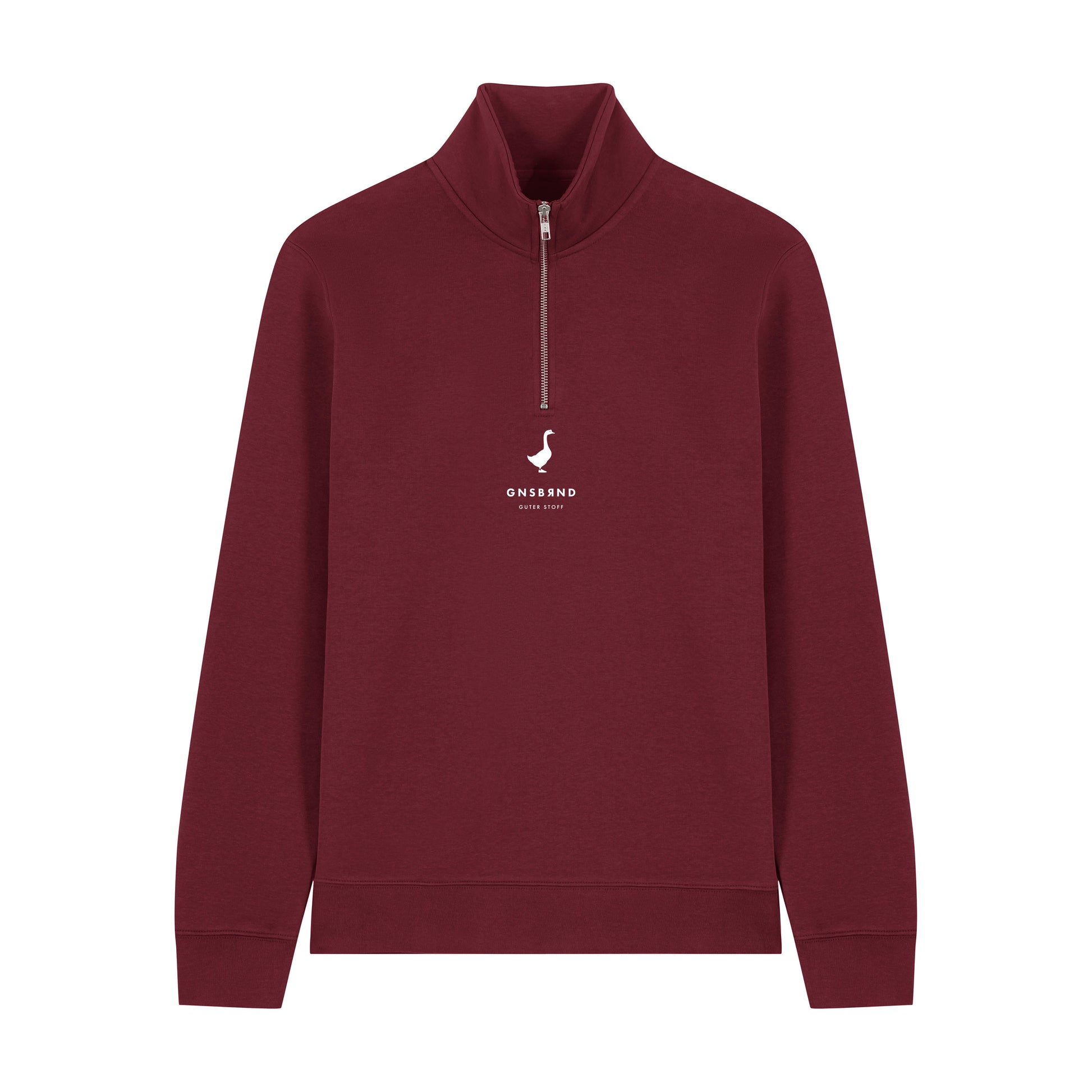 Der Weipertshofen Halfzip von Der Stall ist ein bordeauxfarbener Pullover mit Stehkragen, weißem Logo und Text auf der Brust, gerippten Bündchen und Saum, langen Ärmeln und besteht aus recyceltem Polyester.