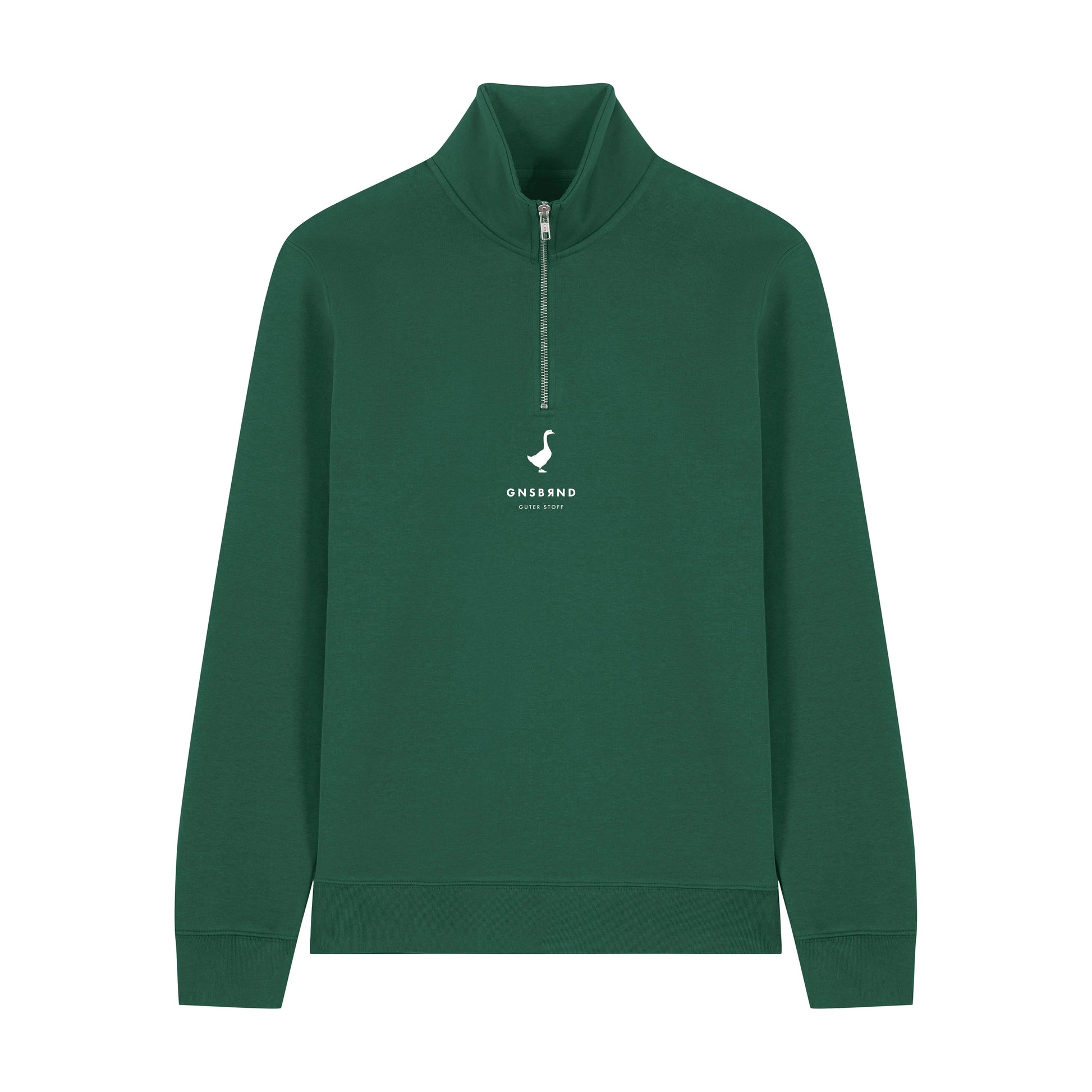 Das Weipertshofen Halfzip von Der Stall ist ein waldgrünes Sweatshirt mit Viertelreißverschluss, Stehkragen, kurzem Frontreißverschluss und kleinem weißen ONS&ND Since 2013 Logo auf der Brust, hergestellt aus recyceltem Polyester.