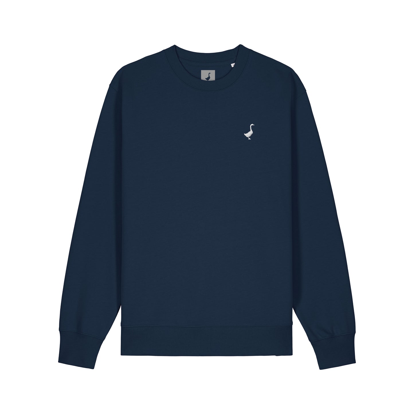 Das GNSBRND Bechhofen Crewneck ist ein navyblaues Unisex-Sweatshirt aus Bio-Baumwolle mit einem kleinen weißen Flamingo-Logo auf der linken Brustseite auf weißem Grund.