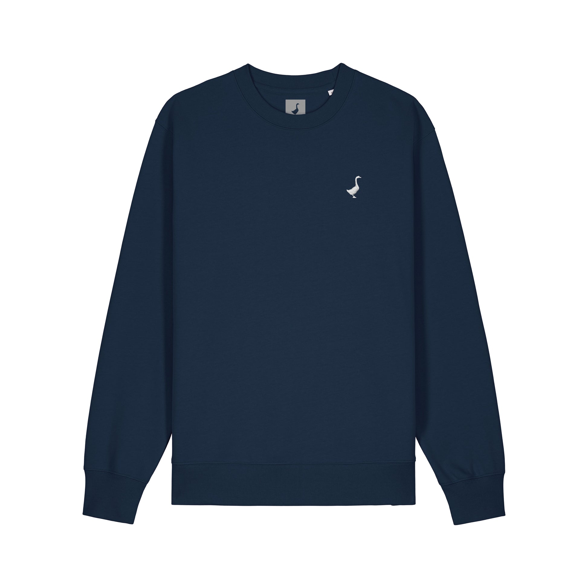 Das GNSBRND Bechhofen Crewneck ist ein navyblaues Unisex-Sweatshirt aus Bio-Baumwolle mit einem kleinen weißen Flamingo-Logo auf der linken Brustseite auf weißem Grund.