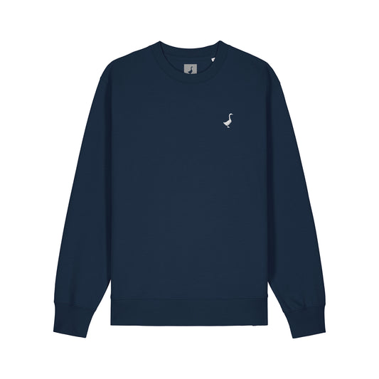 Das GNSBRND Bechhofen Crewneck ist ein navyblaues Unisex-Sweatshirt aus Bio-Baumwolle mit einem kleinen weißen Flamingo-Logo auf der linken Brustseite auf weißem Grund.