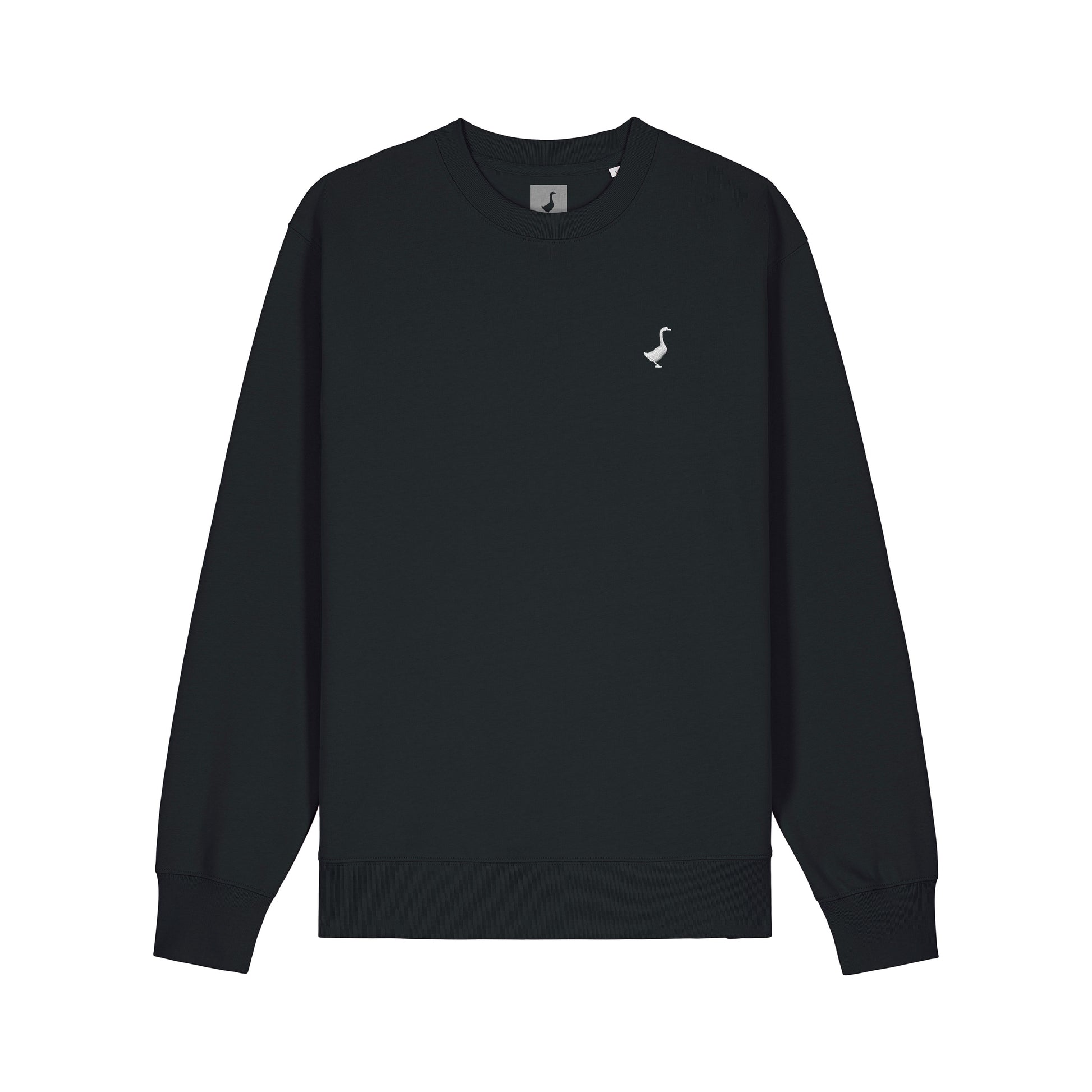 Das GNSBRND Bechhofen Crewneck ist ein schwarzes Unisex-Langarm-Sweatshirt aus Bio-Baumwolle mit einem kleinen weißen Flamingo-Logo auf der linken Brust, das sich von einem weißen Hintergrund abhebt.
