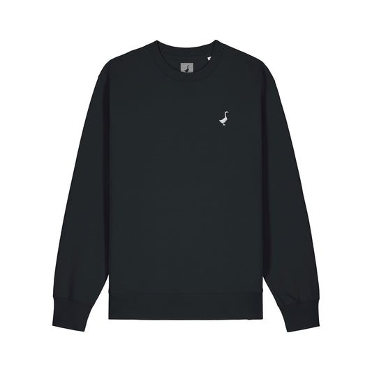 Das GNSBRND Bechhofen Crewneck ist ein schwarzes Unisex-Langarm-Sweatshirt aus Bio-Baumwolle mit einem kleinen weißen Flamingo-Logo auf der linken Brust, das sich von einem weißen Hintergrund abhebt.