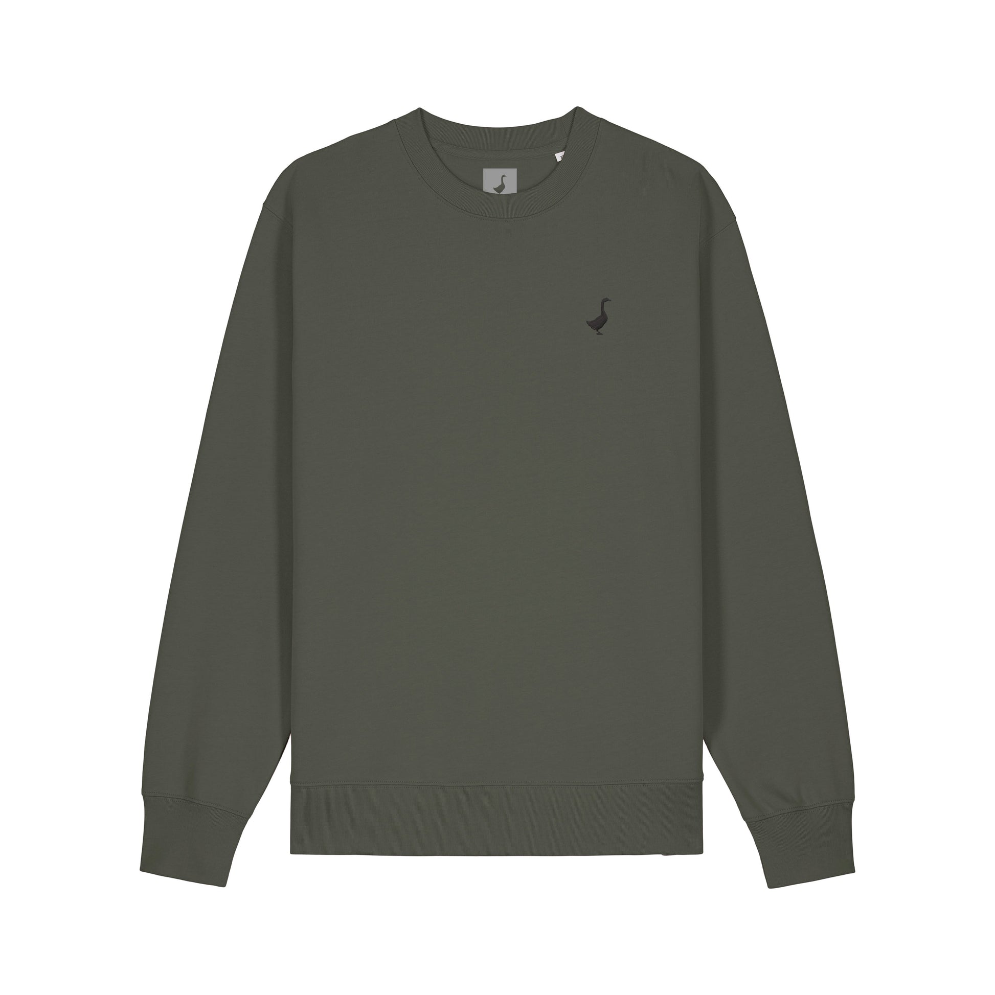 Das GNSBRND Bechhofen Crewneck ist ein unisex, dunkelolivgrünes Langarm-Sweatshirt mit kleinem schwarzen Flamingo-Logo auf der linken Brust, hergestellt aus Bio-Baumwolle und fair produziert, abgebildet auf weißem Grund.