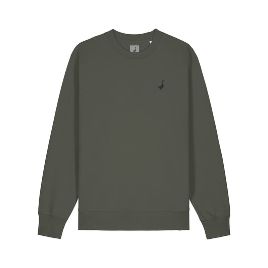 Das GNSBRND Bechhofen Crewneck ist ein unisex, dunkelolivgrünes Langarm-Sweatshirt mit kleinem schwarzen Flamingo-Logo auf der linken Brust, hergestellt aus Bio-Baumwolle und fair produziert, abgebildet auf weißem Grund.